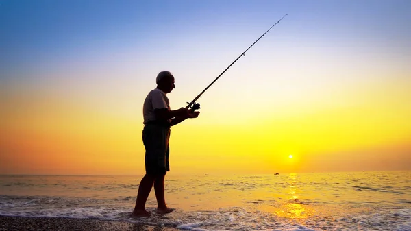 Silhueta Pescador Ativo Jogando Tackles Pesca Pôr Sol Mar — Fotografia de Stock