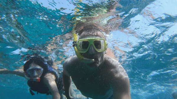 Mercan Resif Havuzunda Balık Okuluyla Birlikte Yüzen Maske Takan Mutlu — Stok fotoğraf