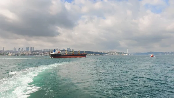 Een Supertankschip Dat Langs Bosporus Istanbul Vaart Vaststelling Schot — Stockfoto