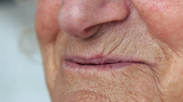 Στόμα Closeup Της Ηλικιωμένη Γυναίκα Μιλούν Και Χαμογελούν Τέλεια Δόντια — Φωτογραφία Αρχείου