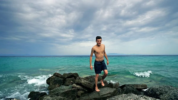 Glücklicher Junger Fitter Teenager Der Auf Felsen Spaziert Und Seinen — Stockfoto