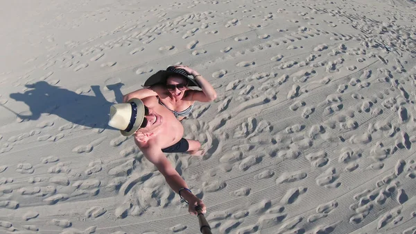 Paar Mittleren Alters Strand Hat Spaß Beim Drehen — Stockfoto