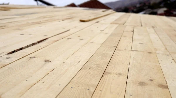 Bauarbeiter Bei Der Arbeit Mit Holzdachkonstruktion — Stockfoto