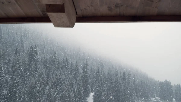 Pontos Caçador Cabana Nevasca Queda Neve Montanhoso — Fotografia de Stock