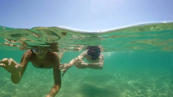 Casal Com Máscaras Snorkeling Divertindo Nas Férias Verão Mergulho Água — Fotografia de Stock