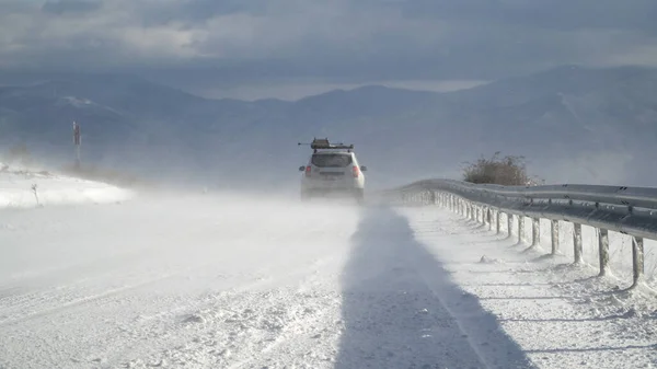 Śnieg Pokryte Droga Przez Śnieg Dryfuje Śnieżyca — Zdjęcie stockowe