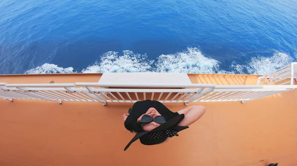 Kryssning Fartyg Resa Semester Kvinna Tittar Havet Från Däck Segelbåt — Stockfoto
