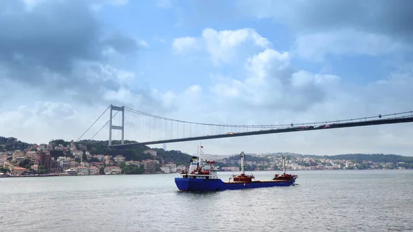 Cruce Barcos Carga Bajo Puente Del Bósforo Estambul Turquía — Foto de Stock