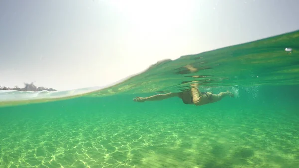 Sexy Mode Modell Frau Schwimmen Sauberen Meer Türkisfarbenes Wasser Gopro — Stockfoto