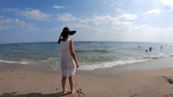 Feliz Mulher Alegre Seu Vestido Verão Branco Pulando Desfrutando Suas — Fotografia de Stock