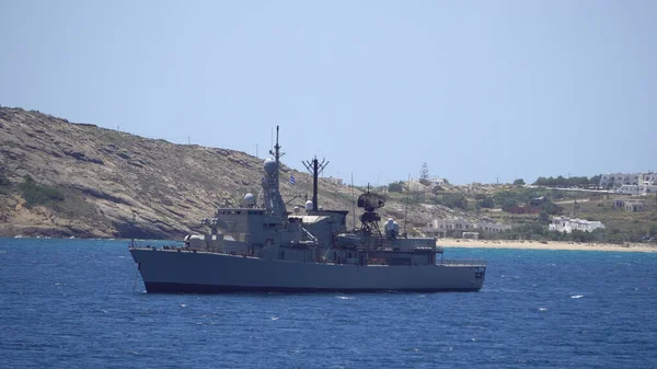 ギリシャの難民パトロールのために海上に出航する軍艦 — ストック写真