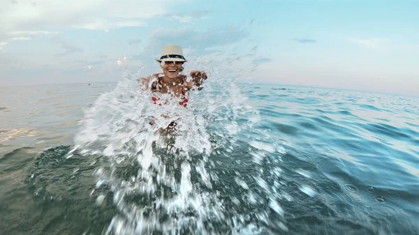 Flicka Med Halmhatt Stänk Havet Och Njuta Sin Semester Slow — Stockfoto