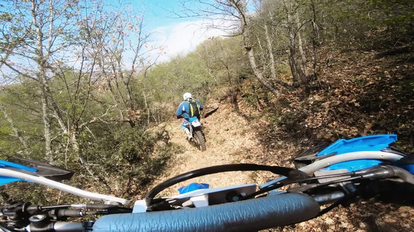 Man Extrem Sport Ridning Touring Enduro Motorcykel Smuts Fält — Stockfoto