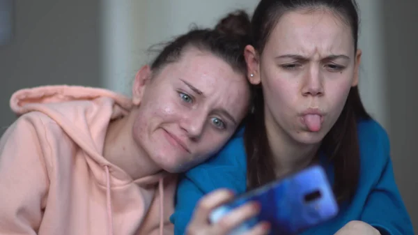 Girls Making New Selfie Video Showing Various Hand Hestures — Stock Photo, Image