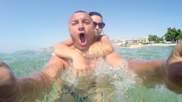 Selfie Pareja Feliz Romántico Relajarse Agua Playa Color Turquesa Concepto — Foto de Stock