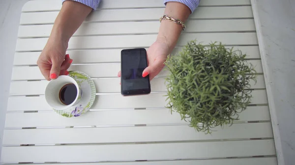 Mulher Mensagens Texto Smartphone Sentado Mesa Café Beber Café — Fotografia de Stock