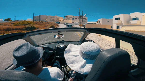 Paar Die Genieten Van Een Rit Een Cabrio Santorini Island — Stockfoto