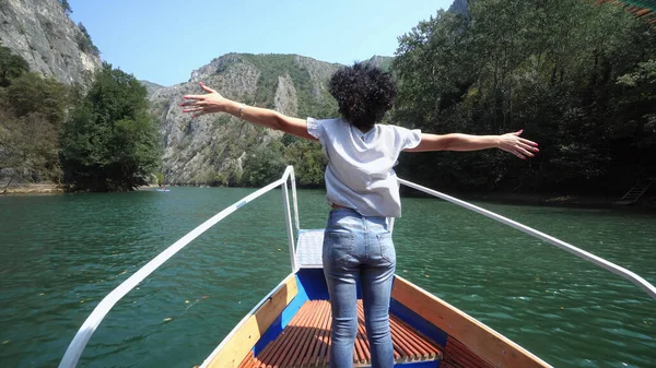Γυναίκα Στέκεται Στο Μικρό Σκάφος Χέρια Ανοιχτά Και Απολαμβάνοντας Καλοκαιρινό — Φωτογραφία Αρχείου
