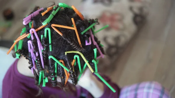 Dziewczyny Zrobić Diy Kręcone Włosy Afro Fryzurę Plastikową Słomką — Zdjęcie stockowe