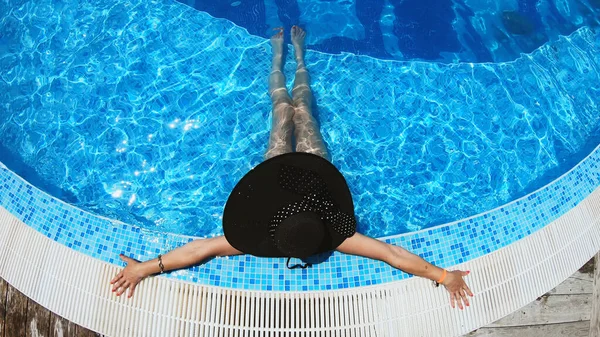 Glückliche Frau Mit Schwarzem Hut Entspannt Pool Spa — Stockfoto