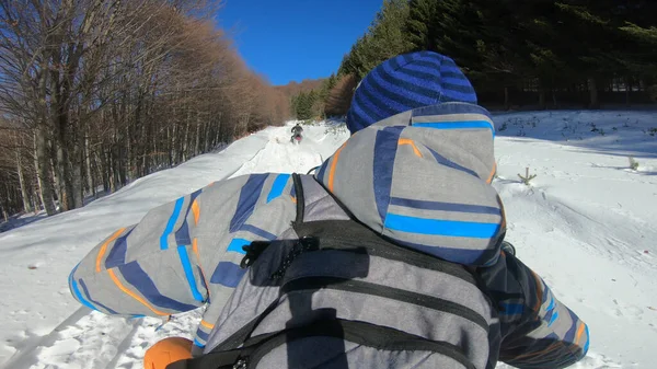 Motos Nieve Viajan Camino Forestal Invernal Lejos Civilización — Foto de Stock