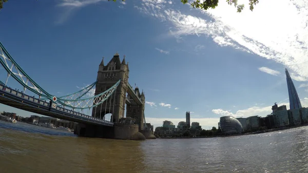 Londres Reino Unido Junho 2017 Turista Tira Fotos Tower Bridge — Fotografia de Stock