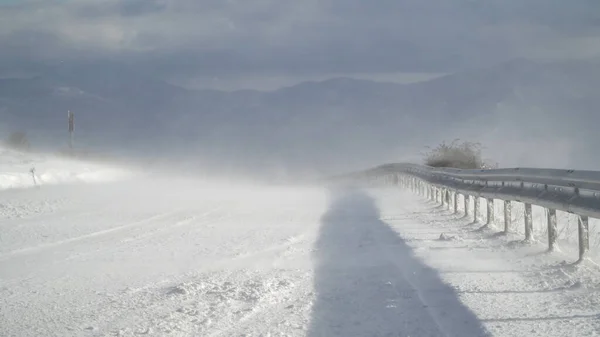 白雪覆盖的道路穿越雪堆暴风雪 — 图库照片