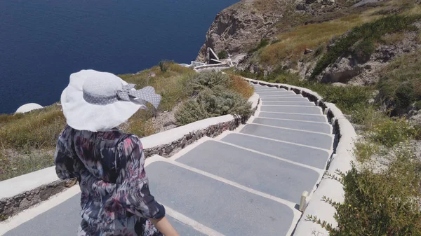 Travel Tourist Happy Woman Waking Stairs Santorini Řecké Ostrovy Řecko — Stock fotografie