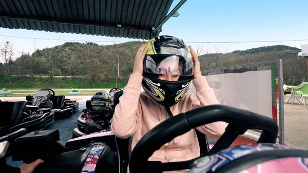 Los Conductores Karts Ponen Casco Protección Disparado Justo Comienzo Ronda —  Fotos de Stock