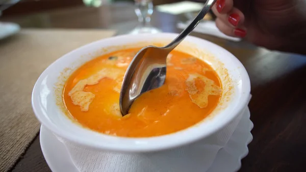 양파와 닭고기 수프와 그릇에 크루통을 위에서 — 스톡 사진