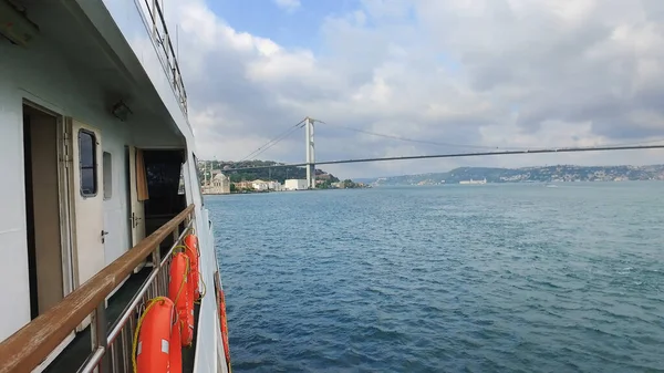 Pov Von Bootstour Unter Der Bosporus Brücke Istanbul Türkei — Stockfoto