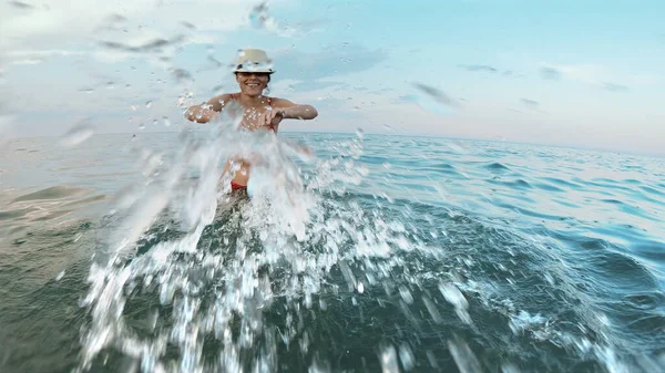 Menina Com Chapéu Palha Salpicando Mar Desfrutando Suas Férias Câmera — Fotografia de Stock