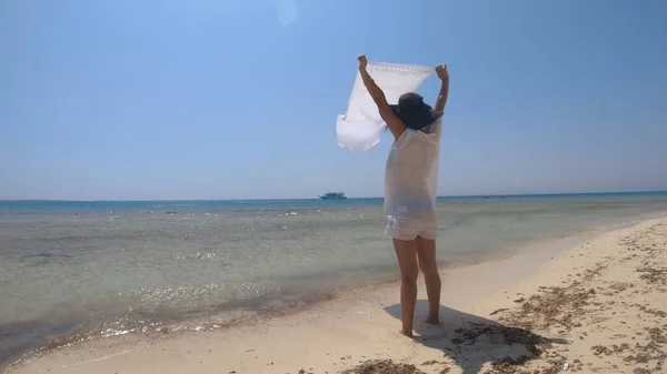 Vacker Ung Kvinna Som Håller Scarf Vinden Paradiset Stranden Giftun — Stockfoto