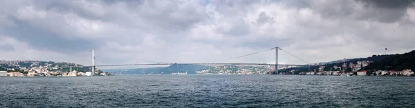 Panoramisch Uitzicht Bosporus Brug Vanaf Bosporus Rondvaartboot Een Prachtige Zonnige — Stockfoto