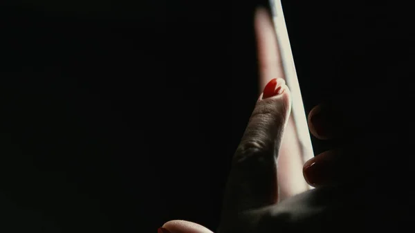 Femme Main Défilement Jouer Smartphone Dans Noir — Photo