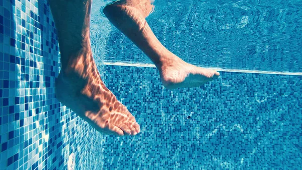 Movimento Lento Homens Balançando Pernas Piscina Relaxamento Dianteiro — Fotografia de Stock