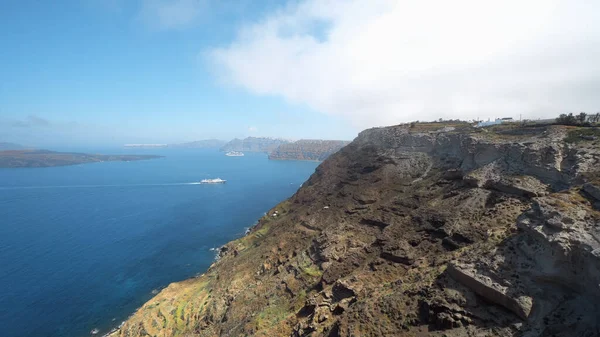 Atrakcyjna Kobieta Grecji Wyspa Santorini Oferuje Panoramiczny Widok Morze Nad — Zdjęcie stockowe