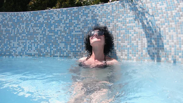 Schoonheid Lichaamsverzorging Sensuele Jonge Vrouw Ontspannen Outdoor Spa Zwembad — Stockfoto