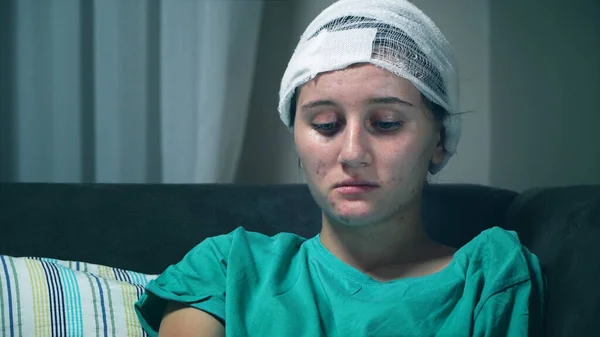 Paciente Sexo Feminino Com Lesão Cabeça Sentada Hospital — Fotografia de Stock