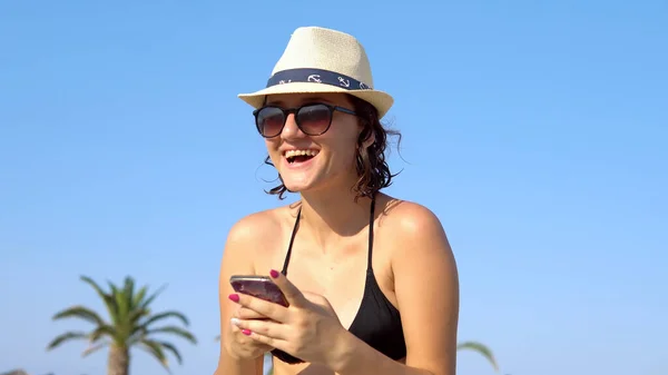 Beautiful Happy Young Woman Texting Laughing Tropical Beach Female Straw — Stock Photo, Image