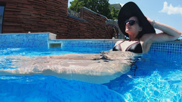 Belleza Cuidado Corporal Sensual Joven Mujer Relajante Piscina Spa Aire — Foto de Stock