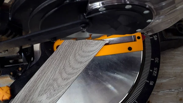 Contractor Using Circular Saw Cutting New Laminate Flooring — Stock Photo, Image