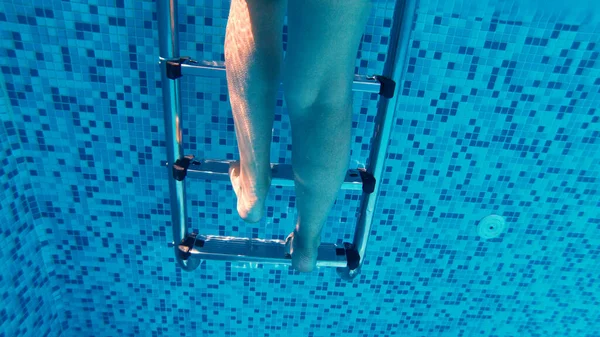 Femme Grimpant Sur Les Escaliers Métalliques Échelles Dans Piscine Vue — Photo