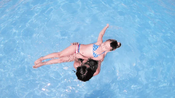 Mãe Família Feliz Com Filha Sorrindo Girando Enquanto Nadava Piscina — Fotografia de Stock