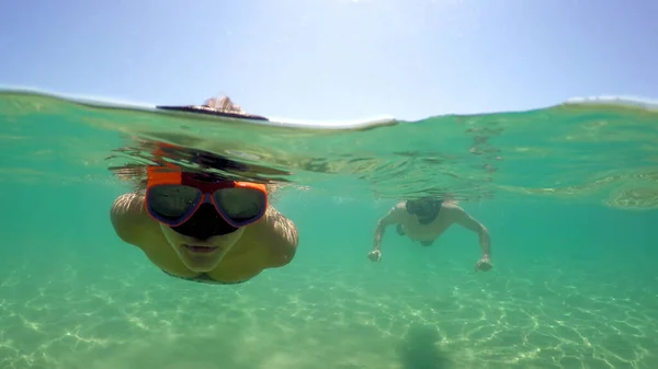 Kobieta Nastolatka Pływanie Wodzie Karaibskiej Strzał Kopuły Gopro — Zdjęcie stockowe