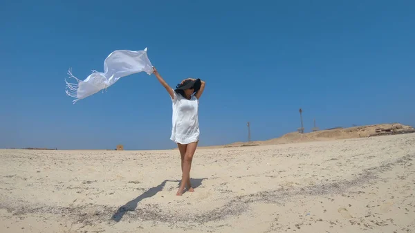 Mujer Despreocupada Verano Playa Sosteniendo Bufanda Tela Ondeando Viento Cámara —  Fotos de Stock