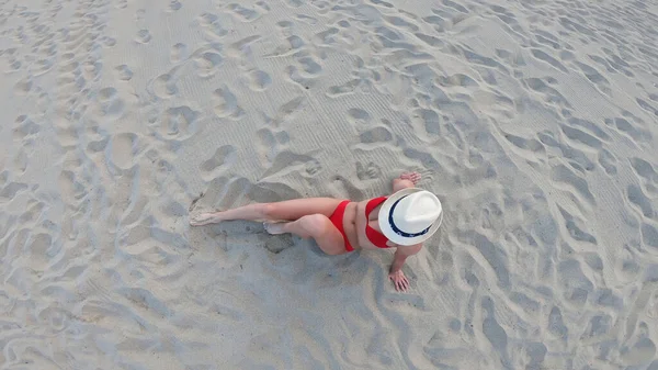 Retrato Estilo Vida Verano Una Mujer Bronceada Bastante Joven Disfrutando —  Fotos de Stock