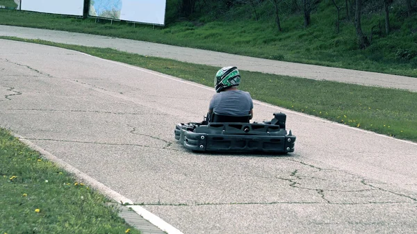 Tiener Driver Drive Kart Outdoor Track Filmische Steadicam Schot — Stockfoto