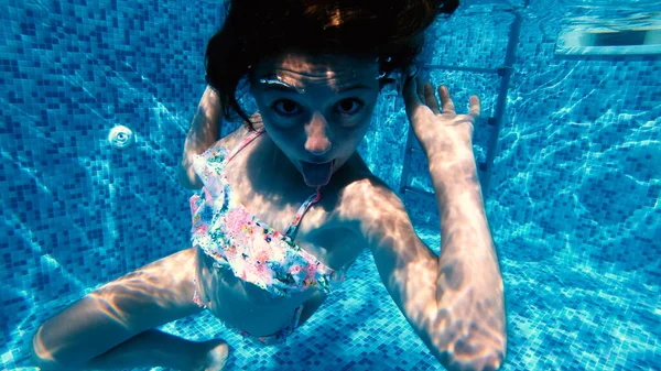 Niña Feliz Haciendo Muecas Divertidas Bajo Agua Piscina — Foto de Stock