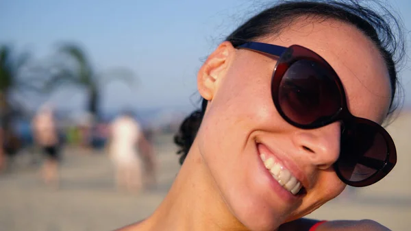 Retrato Uma Menina Sorrindo Câmera Girando Com Ele Praia — Fotografia de Stock